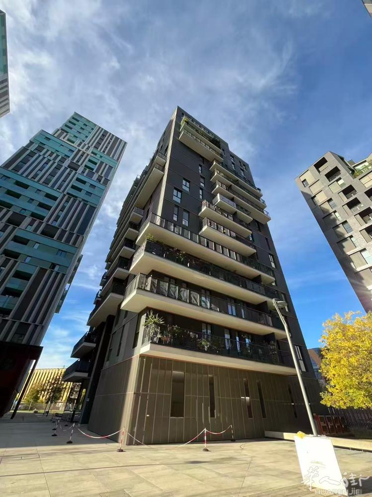 米兰新区UP TOWN，2018年新房出售，两室一厅两卫，正东正南双面朝向，两个