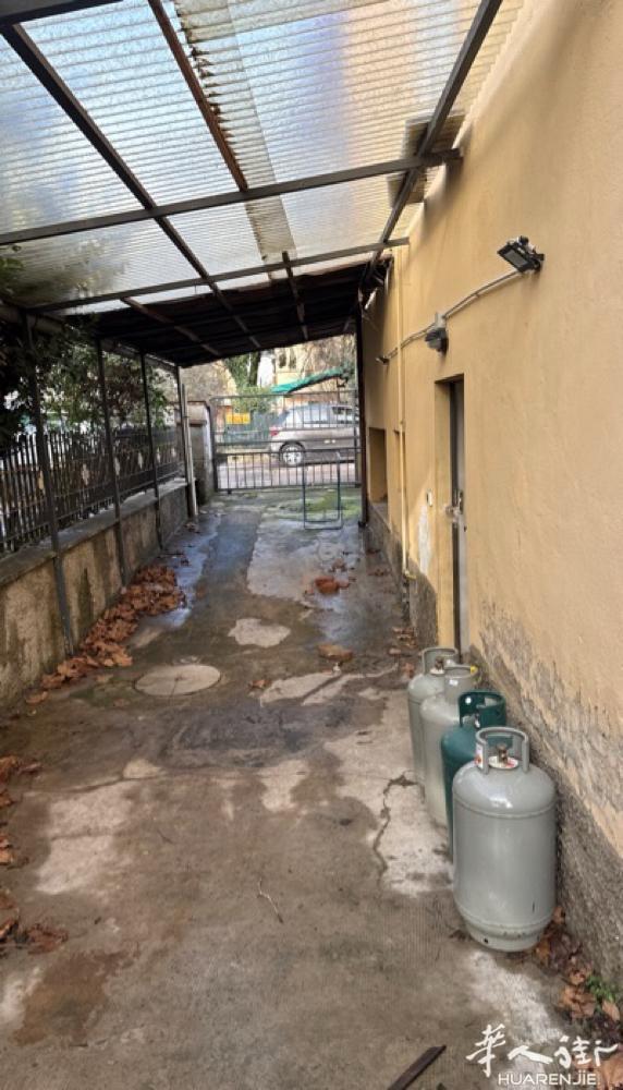 佛罗伦萨via pistoiese 400多号一房一厅分租搭铺，厨房卫生间都是单