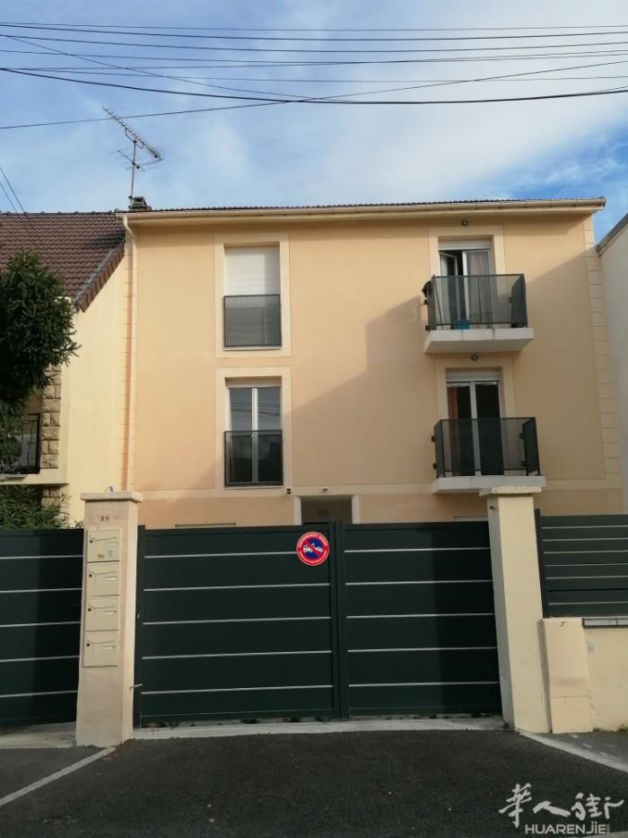 地铁 la courneuve 新建小樓。二楼60平4p. 2 douche.