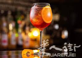 近Garibaldi酒吧诚聘男生晚班一名，懂意语，交通便利，环境优美，每周日休息