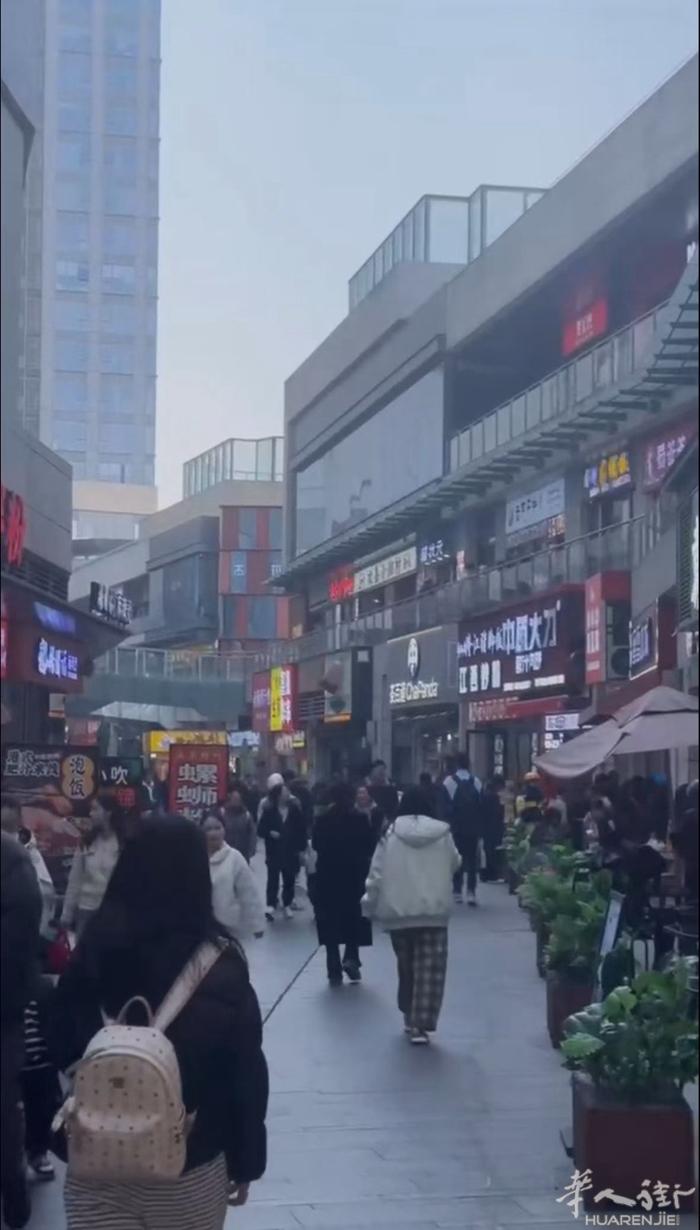 杭州19万方商场出入口商铺出售 纯一楼60到80平 重餐饮 带外摆 地铁上盖 3