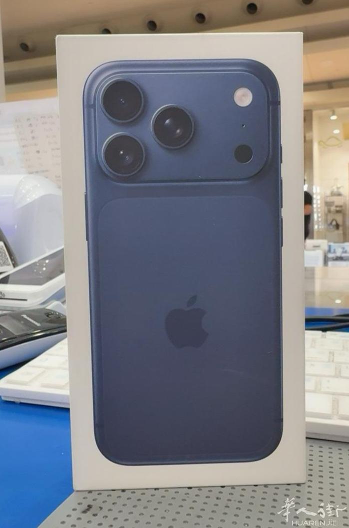 全新未开封！ 🍎17pro 256gb 蓝色  特价1299欧 原价1339欧