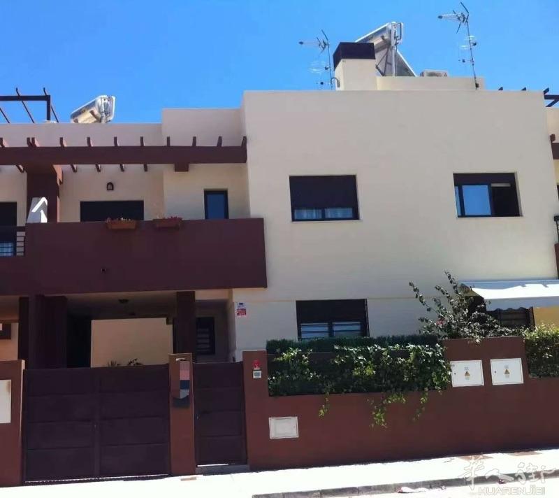 malaga-churriana 房东本人出售245平别墅出售 靠近海边 机场 马拉加市区 仓库区 折扣村， 可电话联系，微同号。