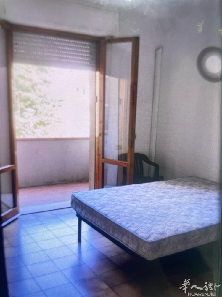 via roma 319号附近有大房间搭铺，带大阳台，可以烧饭，上班族和夫妻优先