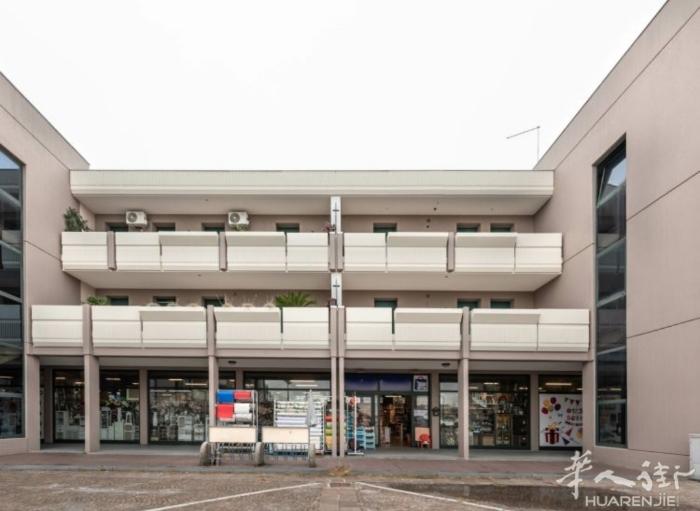 威尼斯附近小城市8千人口没有百货店 店面适合开百货店 1200平方 租金6500
