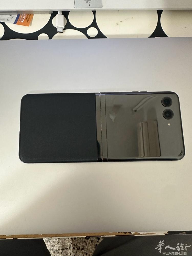 出两台摩托罗拉Razr40ultra 12+512，一黑一红。300欧元一台