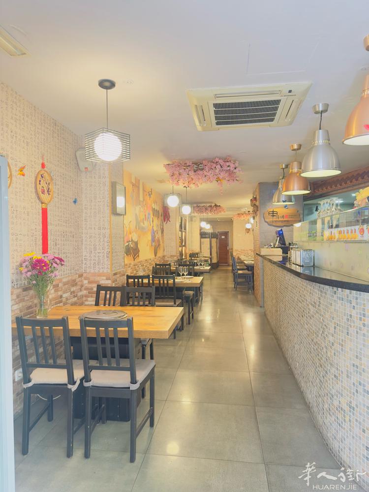 巴塞罗那 餐馆转让 C3执照  店面：98平米，9张桌子， 有两张terraza