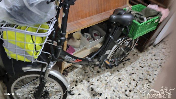 本人因回国出售全自动电动车一辆，48伏20安带一把锁一个打气筒一个眼镜，后面车筐