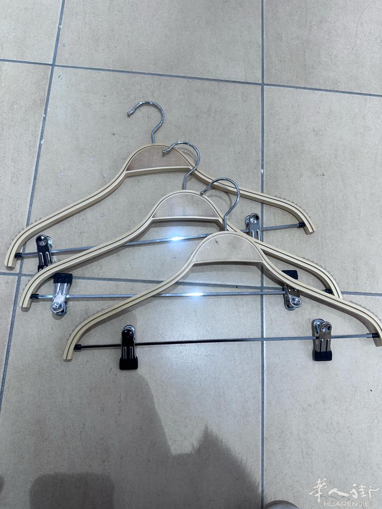服装衣架，1块钱1个，50个起拿。 位置Bergamo