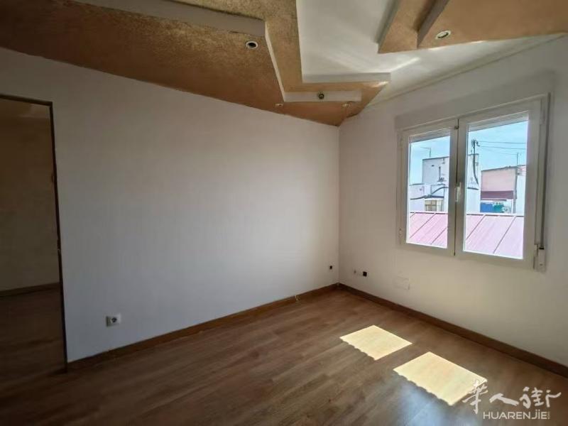 不收中介费！！售价: 239,000€！
6号线O