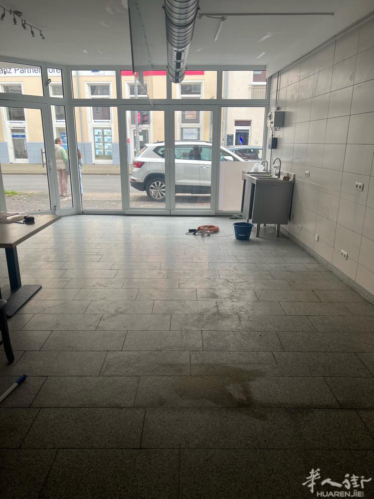 快餐店转让，Bonn附近城市,店铺在主大街,有40个座位. 90个平方,正在装修