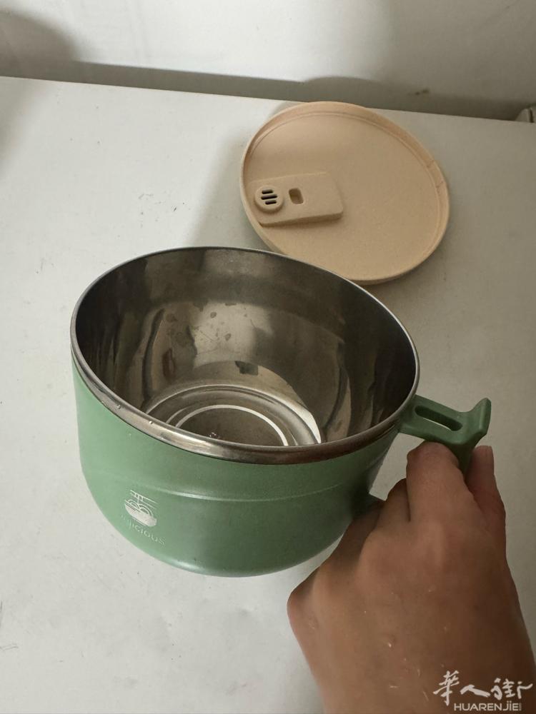 保温碗和泡茶壶5欧一个