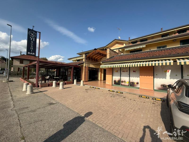 一个店面房子出售140平方，两个停车库，价格优惠14万
