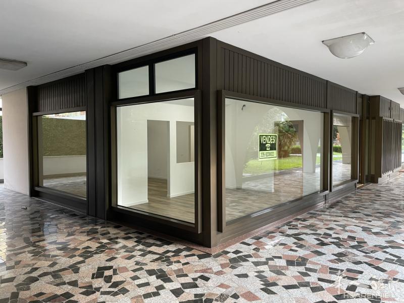 Abano Terme 出售店铺  私人电话：335 8239933。  该房产