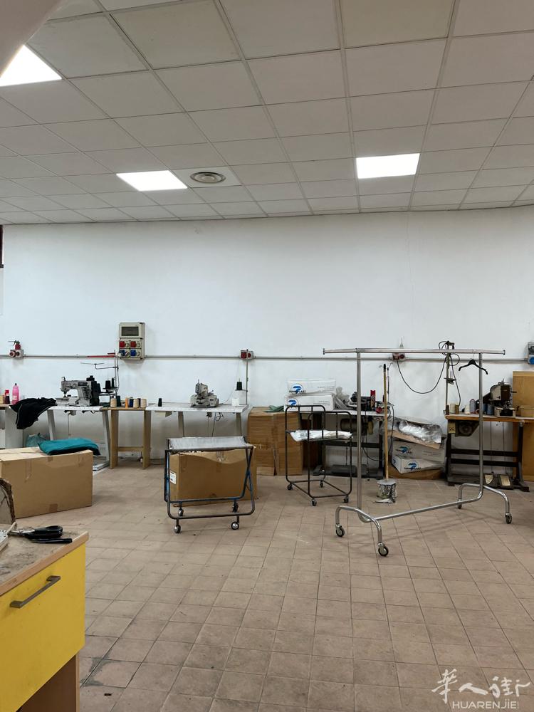 工厂房子和机器设备便宜出售，租也行，楼上住家七个房间楼下工厂地面七百米多平方证件