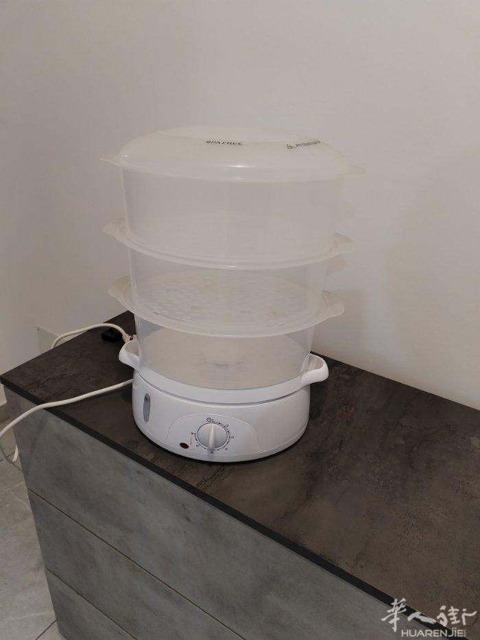 三层蒸笼15€三层抽屉柜35€豆浆机15€电烧烤架15€单人双人木床🛏️20和