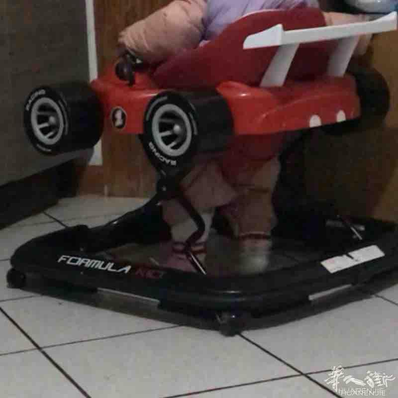 九成新儿童学步车。10欧带走 自取，太占位置了