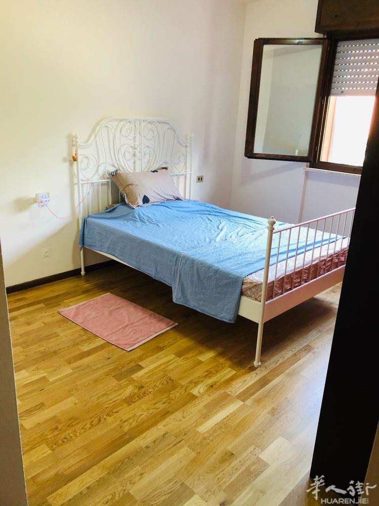 宜家铁艺床，1米5 *1米8，带床垫和2个床头柜.