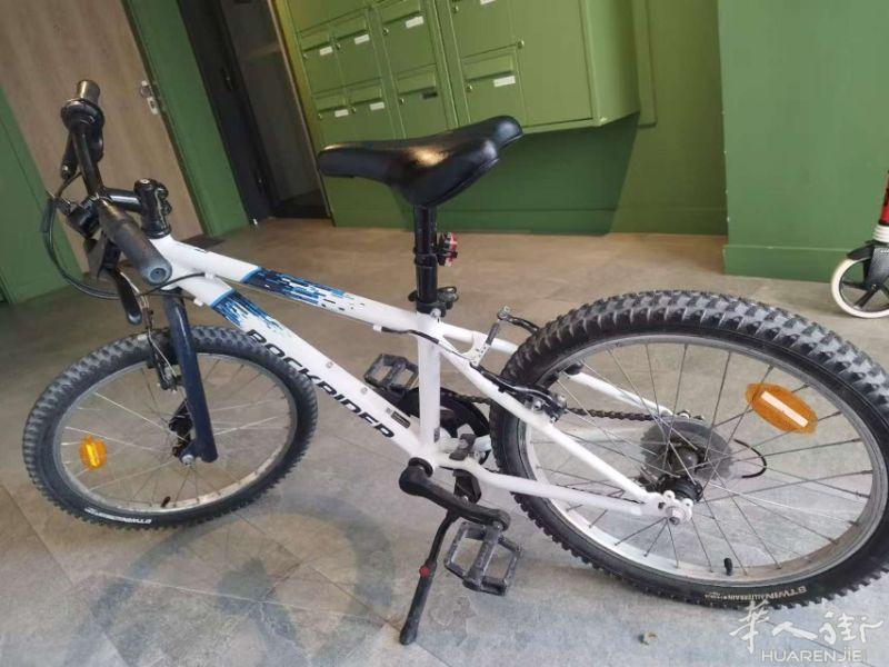 89 成新的儿童自行车，没有任何问题价格Decathlon 170€买的，现在90出，没有淋过雨水，有兴趣发短信联系咨询谢谢。