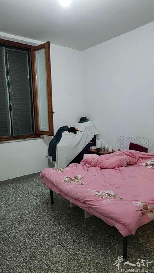 现有大房间一个位置在中国街好西好旁边价格面议可以谈