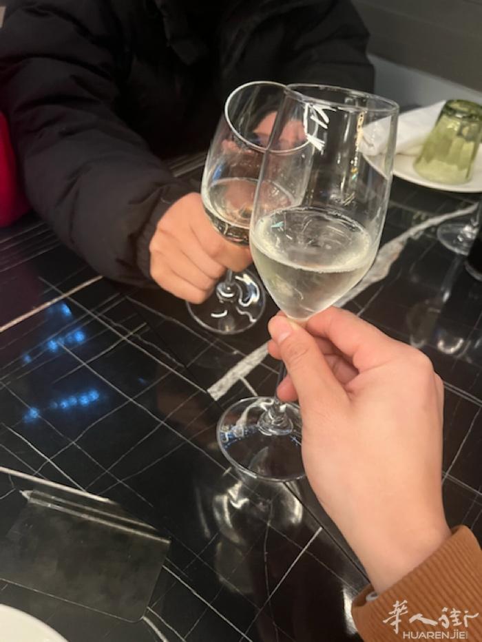 专业搬运团队，都是年轻人，体力好，有素质。满足客户得需求。米兰及周边城市  微信