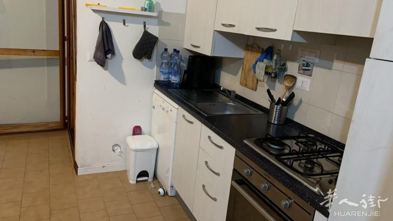 Prato galceti区一房一厅转让，家具齐全带私人停车位，有空调暖气和储藏