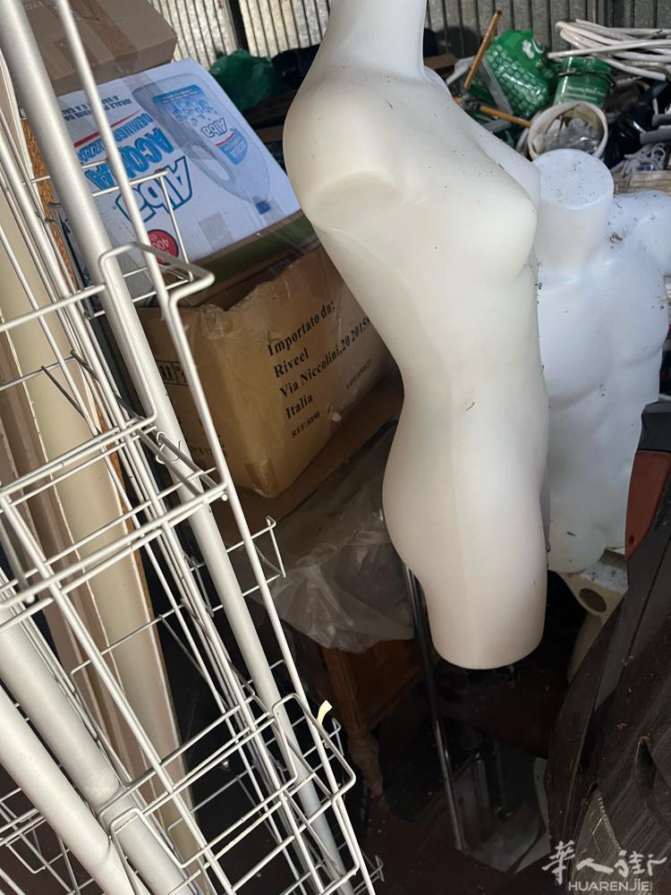 便宜出 全套百货店货架，挂钩，模特 全部九成新的。 有需要的请联系3495123