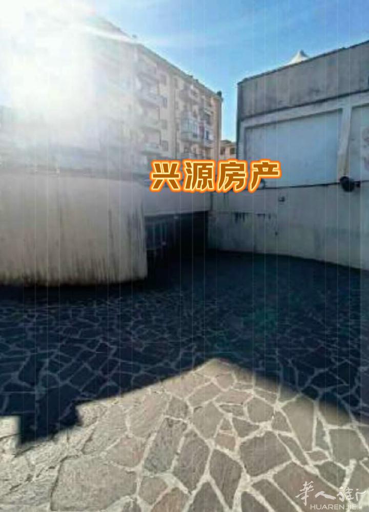 Prato在via strozzi 阳光超市旁边小型套房拍卖； 二楼（secon