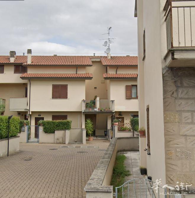 Prato市mazzone区(近montemurlo)出售一套09年公寓带大车库