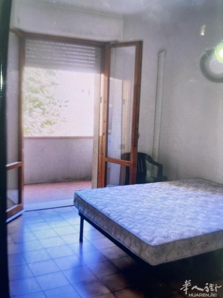 普拉托via roma 319附近有大房间搭铺，带大阳台，可以烧饭，有私人车库，