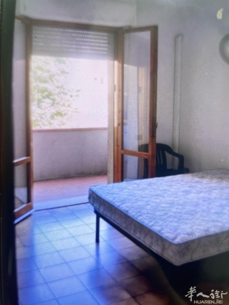 via roma 小coop附近有大房间搭铺，带大阳台，交通方便，住家干净整洁，