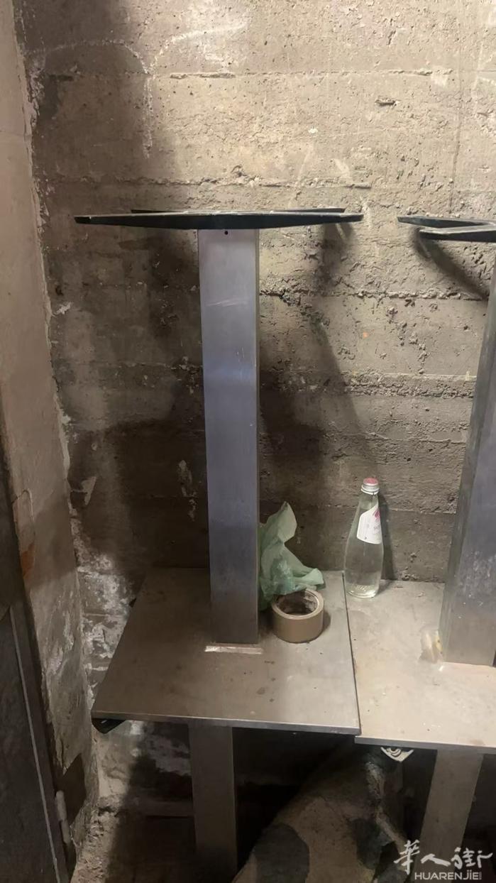 米兰餐馆桌脚低价出售
