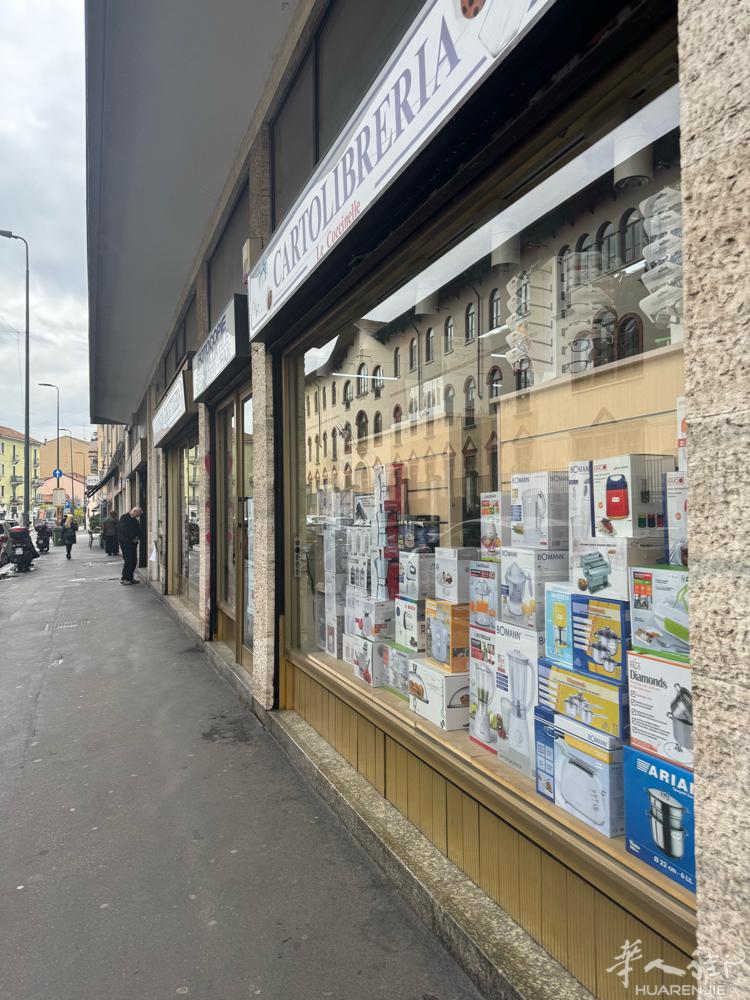 百货店转让,米兰紫线地铁口百货店转让,店面为上下层2层,地坪店面140平+楼下1