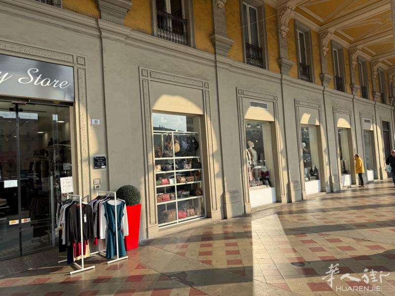 服装店约400平米转让，位于Alessandria市中心，piazza Gari