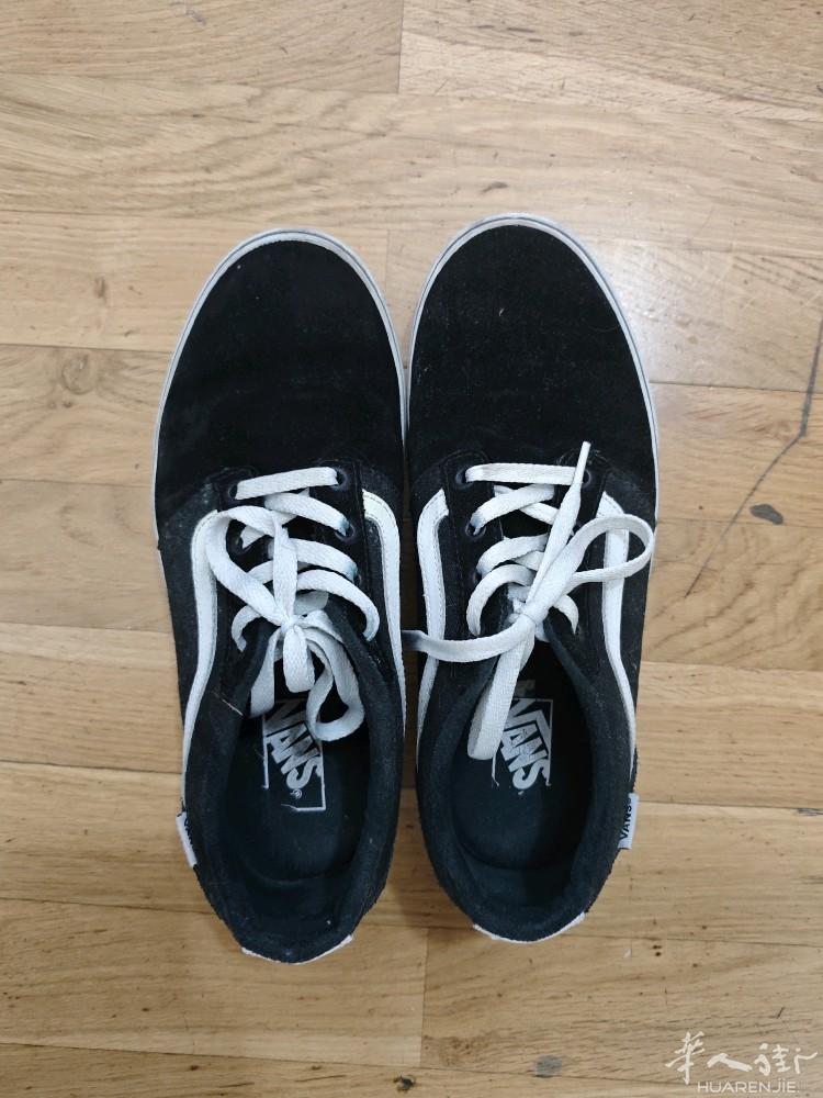 出vans鞋子41码，买错款式就穿过1次，鞋底都还是干净的，便宜20欧处理，在中