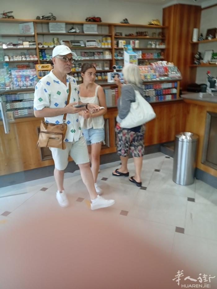 （位于）佛罗伦萨新圣母玛利亚车站主出口处，车站广场，现出售一家重要的历史老店，业