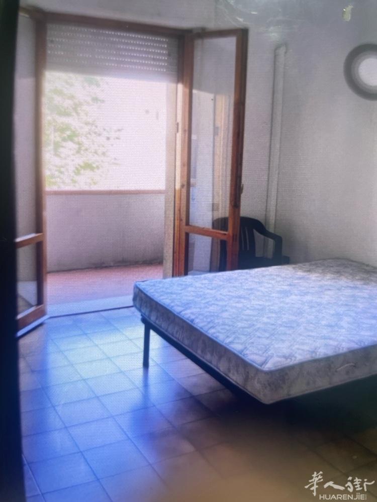 普拉托via roma 319号附近有大房间搭铺，带大阳台，家具全新，家里干净整