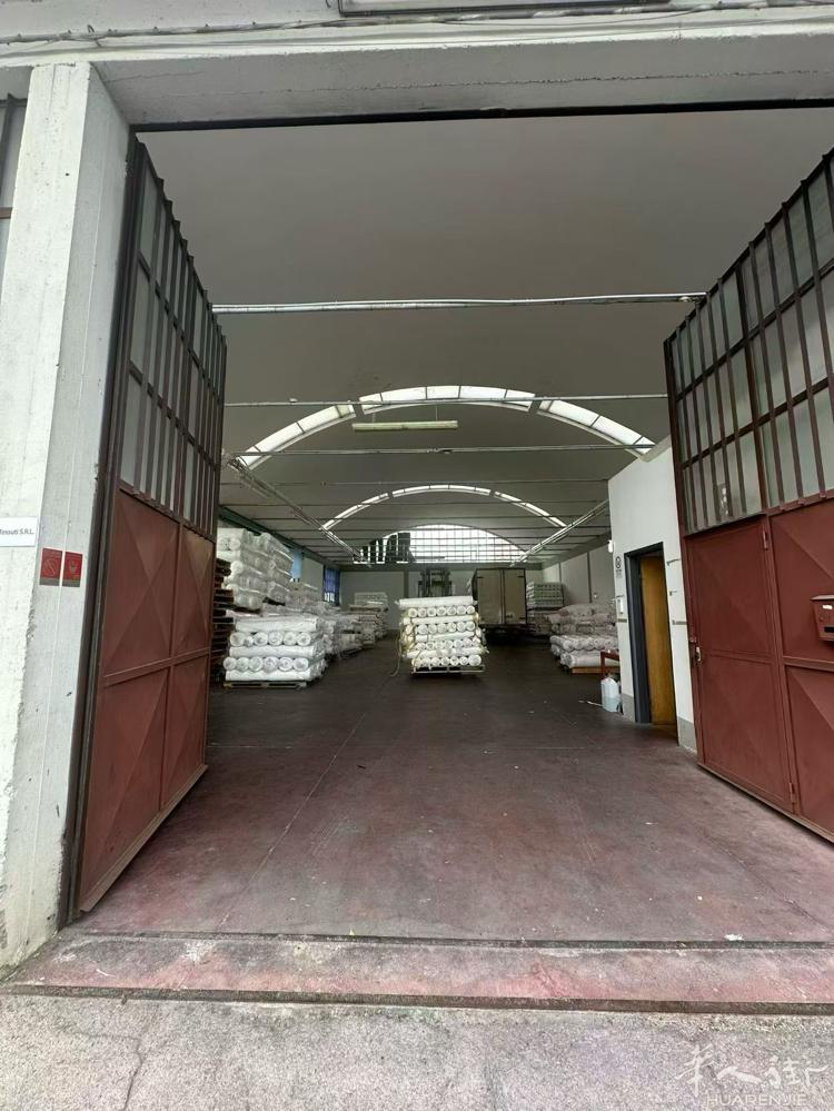 montemurlo 340平工厂，带独立院子。工厂新，三面空，方便货柜，房租1