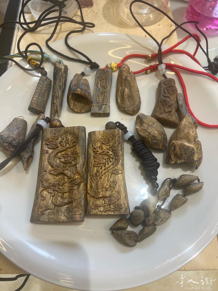 琪楠沉香 牌牌 吊坠 手串 挂脖 摆件 熏料 欢迎来店品香 交流 微信号 du3