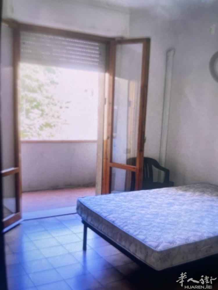 普拉托via roma 319号附近有大房间搭铺，带大阳台，房子干净整洁，可以烧
