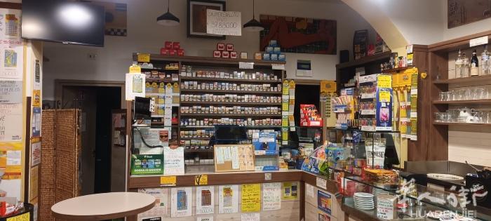 卖BAR tabacchi Como边，米兰火车直达  火车站的店, 人流量去往