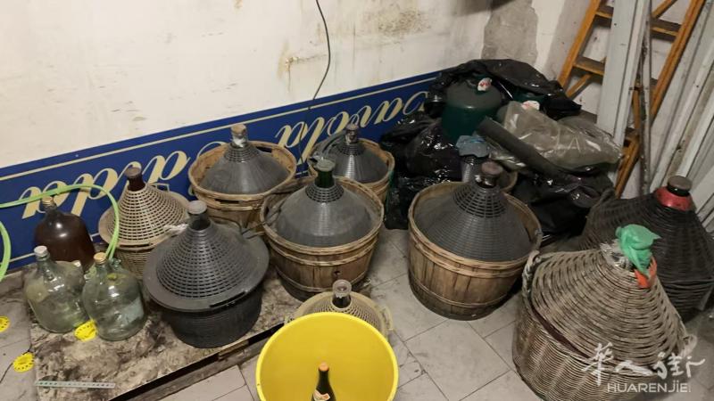 中共有8瓶玻璃发酵瓶. 价格好说，便宜. 米兰自取 有兴趣联系380-76486