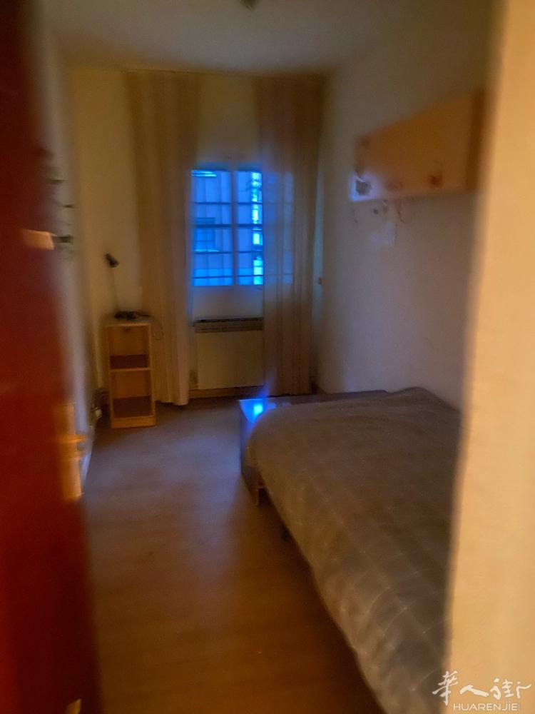 马德里 vallecas. 区 有一幢房子 每一层一戶 0楼一楼二楼 每一层80