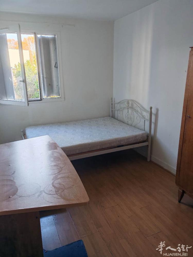 93bobigny，T1，la ferme站有大房间分租，有网有家具，二楼电梯，