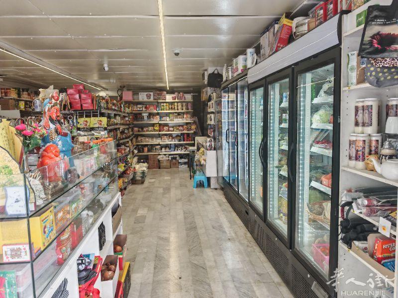 巴黎13区杂货店旺铺转让，楼上楼下面积150平方，卖价10.8w，可申请贷款，也可以申请商居，房租才2200TTC，之前是美容院，可以根据自己的需求再进行调整，有意者欢迎咨询洽谈，联系人cai先生：0651097948