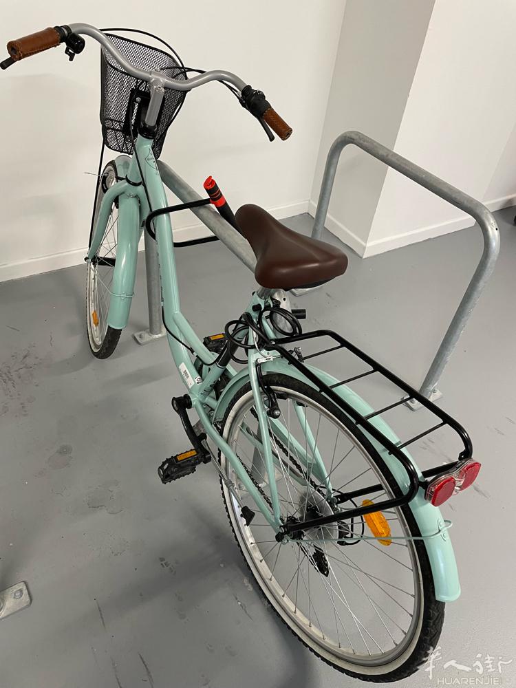全新自行车 全新打气筒。原件四百多。现价二百欧