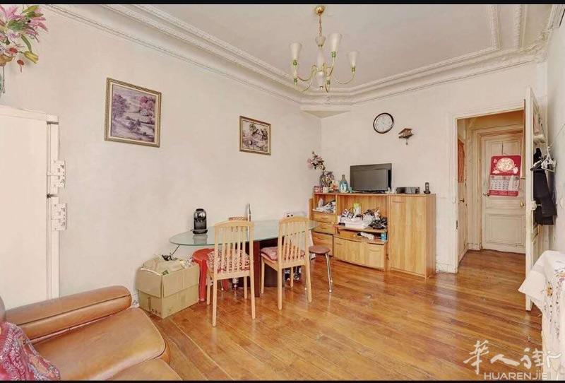 ✨ À vendre – Appartement 4 pièces de 76m² avec balcon – Paris 10e (Boulevard de Magenta) ✨Situé au cœur d’un quartier vivant et central, à seulement 2 minutes à pied du métro Barbès-Rochechouart (lignes 2 et 4), cet appartement de 76 m² avec balcon f