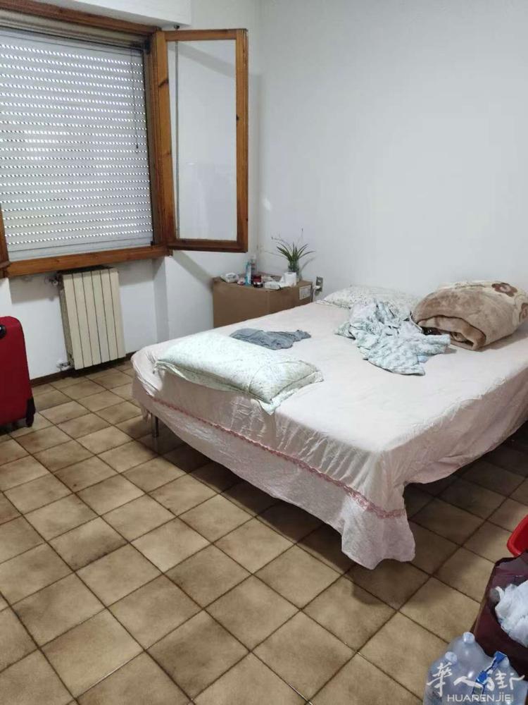 via roma319号附近有大房间搭铺，带大阳台，房子干净，家具全新，环境安静