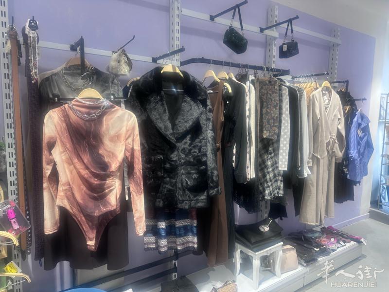 服装店清货。所有商品。白菜价。 衣服，货架，首饰，cassa
