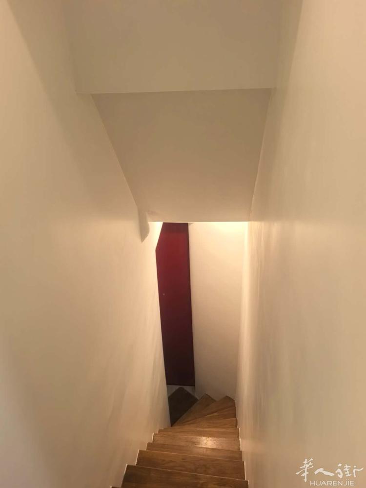 巴黎19区大studio（已隔开两间），近地铁Laumière，在一楼，独立的小